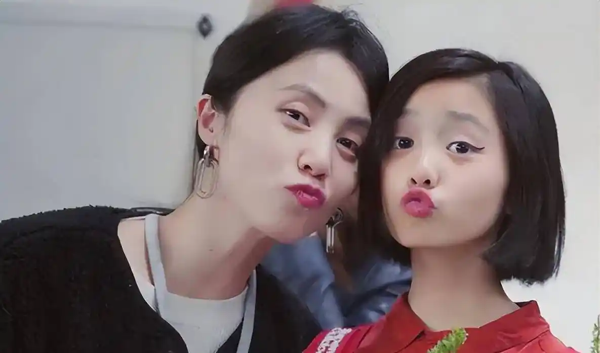 短发新造型自拍火了,网友:完美继承母亲颜值_孙莉_漂亮_女儿