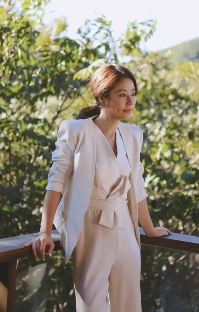 44岁林心如美照释出,穿白色纱裙置身阳光下,甜美感像年轻十岁_上身