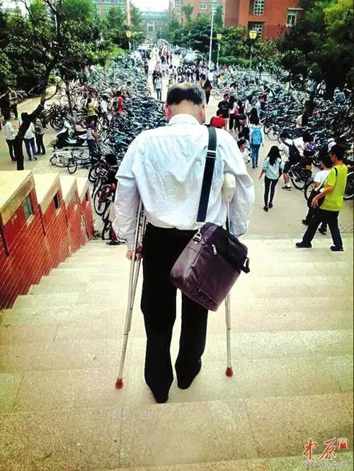 郑州大学老师拄双拐上课微博走红