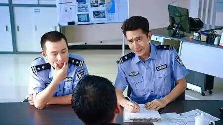 这两个警察在全网笑了两年了,该歇歇了