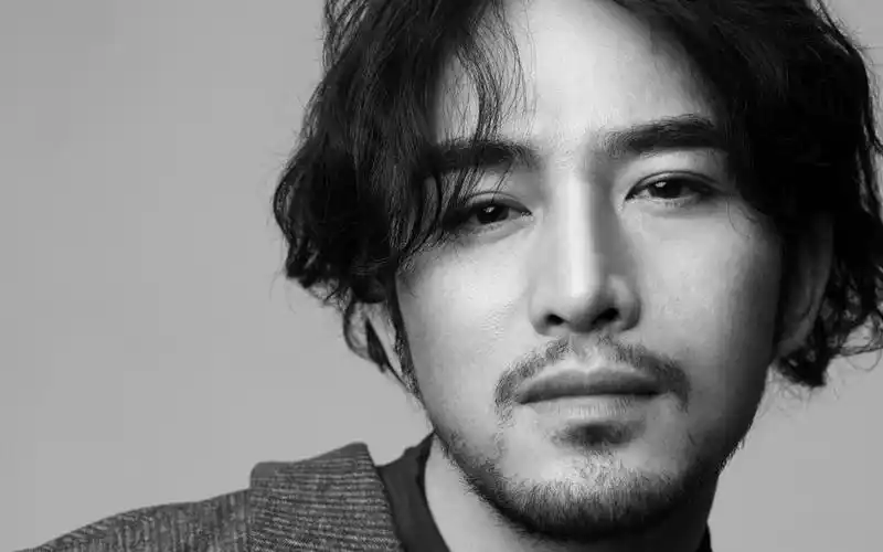 帅气大叔张晓晨气质写真,高清壁纸图片,大陆明星-回车桌面