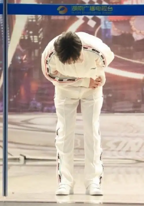 丁程鑫绅士礼鞠躬图片:美好如小丁