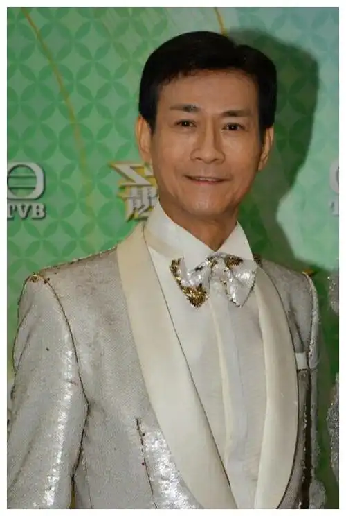 70岁郑少秋近照,两个老婆年龄相差19岁,四个女儿有三个母亲