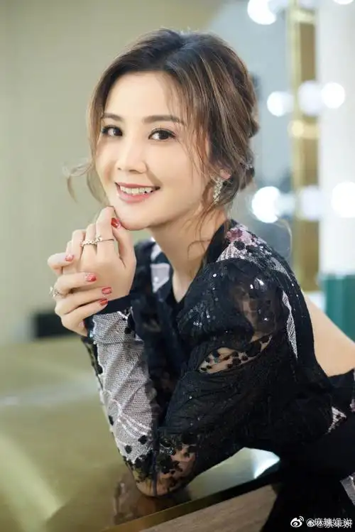 蔡卓妍黑色露背长裙造型