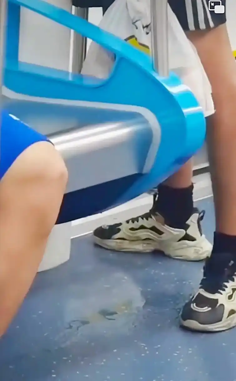 小伙在地铁里尿了.