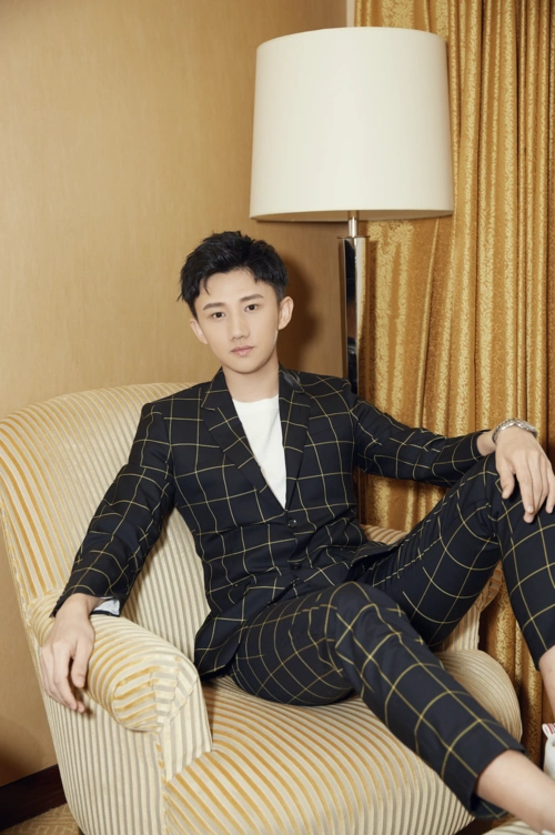 梁振伦出席fashion zoo时髦圈儿活动,翩翩绅士精致亮眼_时尚