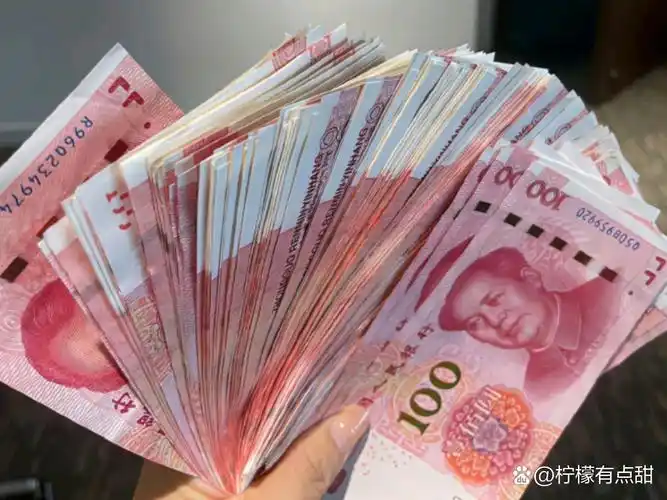 头乙话倏榍计 100块钱的图片一大堆100元钱的图片手拿百元大钞的