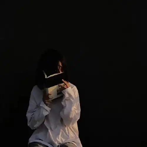 一个人忧郁的女生头像