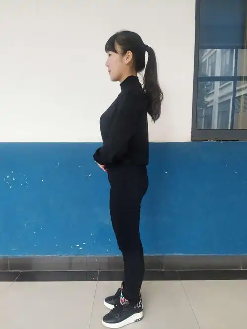 腹前握指式站姿(侧面)