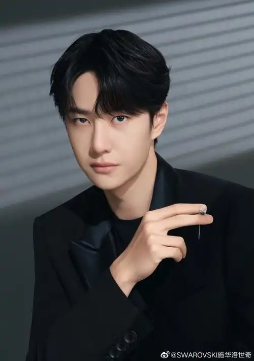 盘点7位「手超好看男明星」,王一博手是初恋,龚俊手霸屏微博