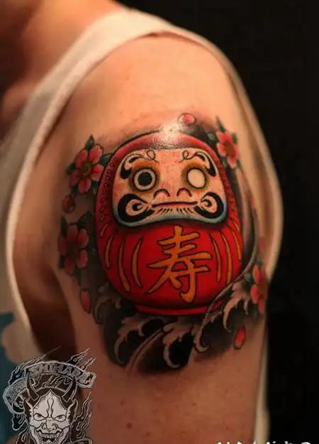 男性大臂彩色日式达摩和樱花纹身图案