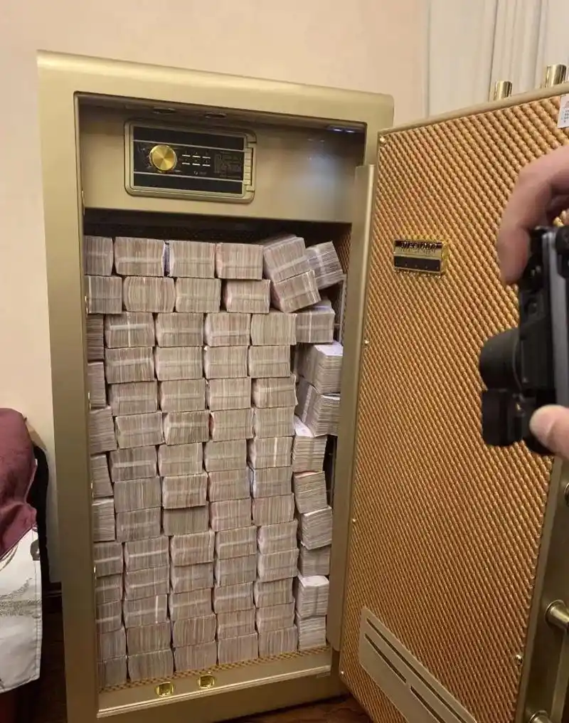 的:这样的:在诈骗窝点发现大把现金也是常态以及随意放在纸箱子里的