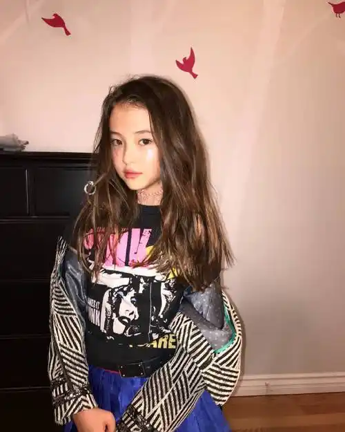 甜甜的小妹妹ella | ins: ellagross . 来自写真博主 - 微博