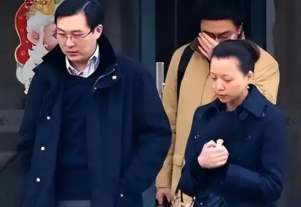 丈夫破产成老赖,百亿身价沦为泡沫,今卖房替夫还债的董卿后悔没