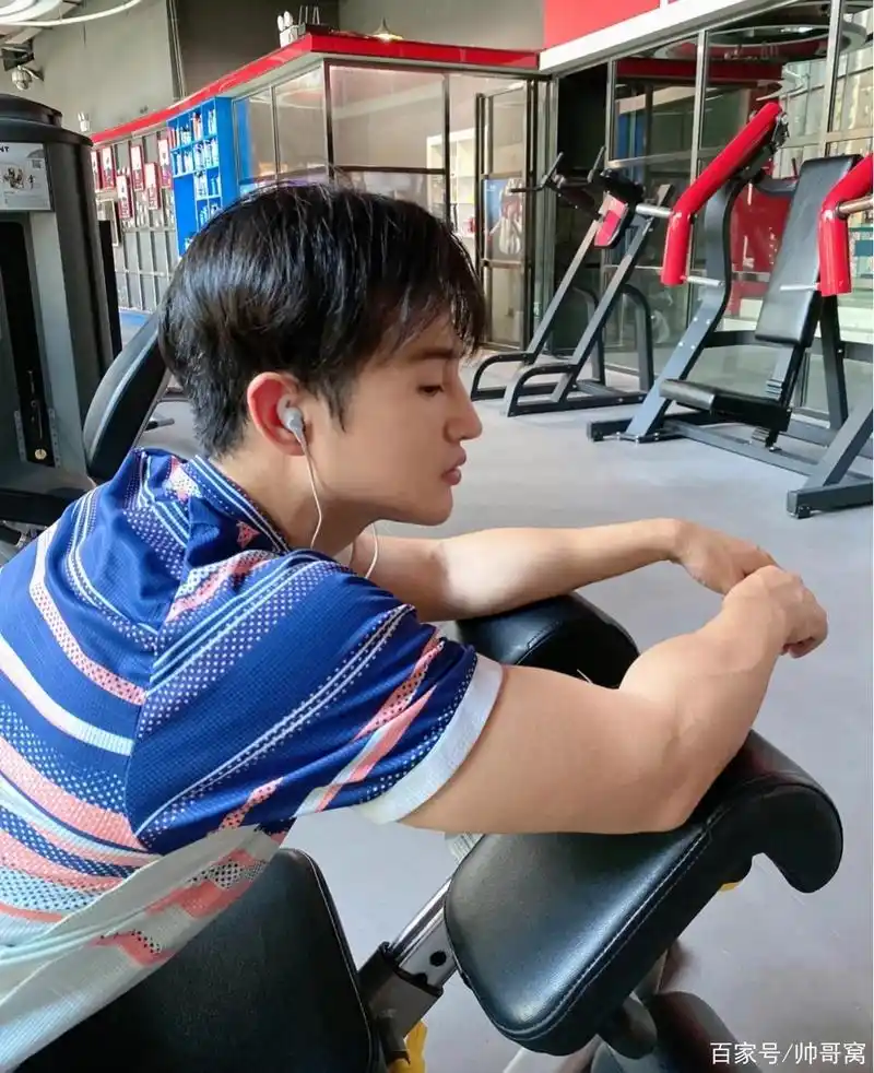 健身房自拍的文艺男生,"穿衣显瘦,脱衣有肉",帅到无法直视!