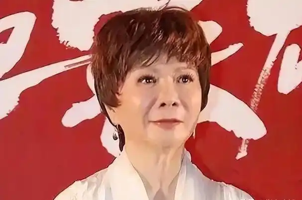 最近啊,蔡明拍《家和万事兴》这部电视剧时,穿了一件橘红色的夹克,还