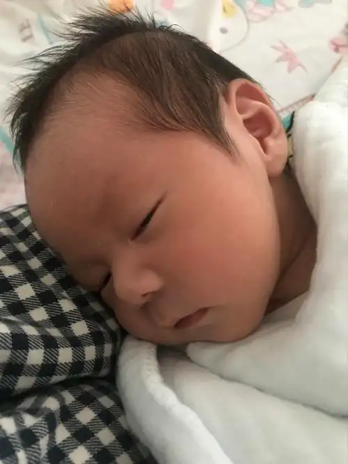 好不容易抱到睡着了