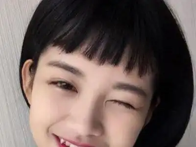 这款发型特别适合学生,将头发剪到肩膀上面一些的位置,然后将发尾微秒