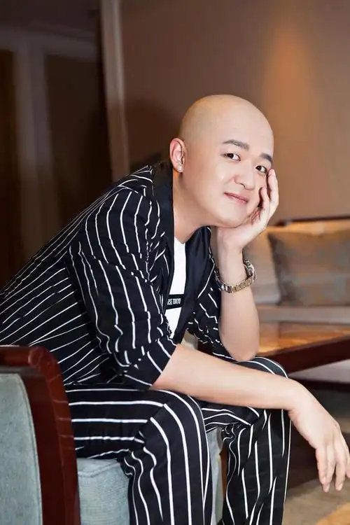 猎冰主演包文婧牵手男星包贝尔丈夫一次次将她感动哭