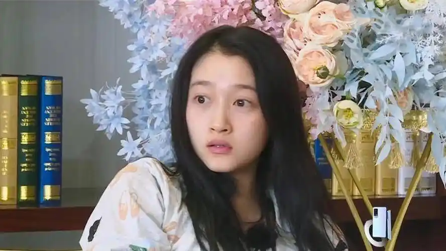 关晓彤素颜照曝光,被质疑是"照骗",却忽视了她枕边一物_化妆_贾玲