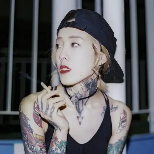 吸烟想你_欧美黑白头像图片_扣扣居