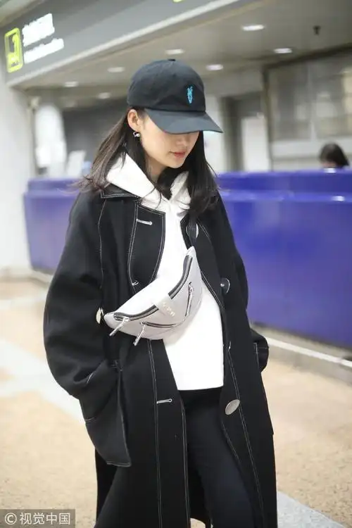 李沁深夜现身机场未显疲惫 宽松休闲造型个性十足