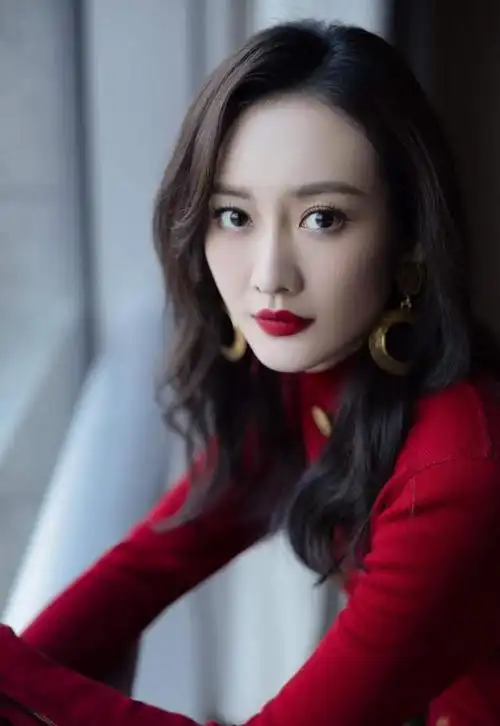 因此可以拥有明艳的大美人气场