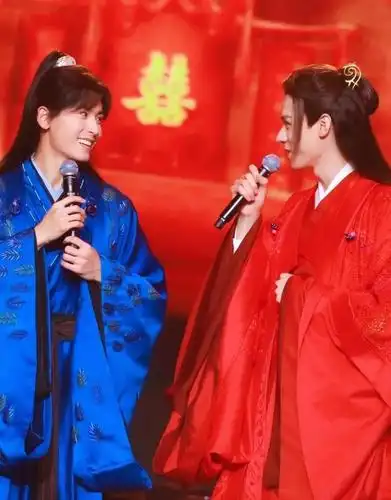 龚俊张哲瀚双人图:这大红的喜字太耀眼了