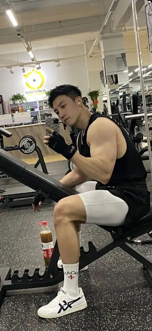 188大长腿筋肉男撞脸黄景瑜大胸大鼻子太大只了吧