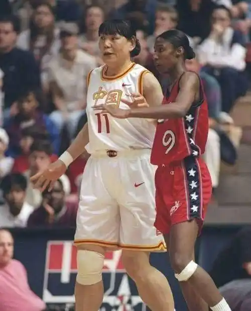 "女篮巨人"郑海霞,丈夫是她多年球迷,53岁双腿变形无儿无女,_身高