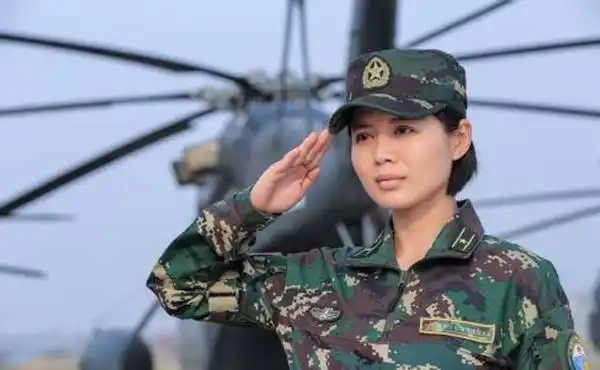 她被称为"军旅霸王花",为捧红丈夫辛苦21年,却被美模撬墙角_程愫_傅