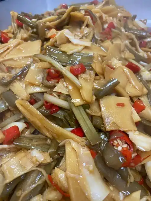 我们家的竹笋是放芋苗炒的!那个爽口哟!