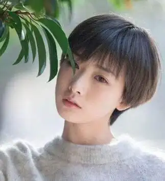 女生帅气露耳短发发型图片