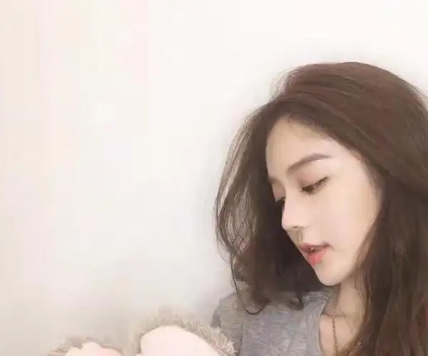 长发烫给人的感觉就是温婉知性,淑女感超级浓厚,就犹