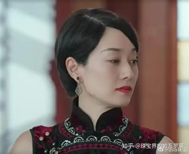 马伊琍旗袍美探美翻了各种耳环首饰上身演绎了东方女人的美