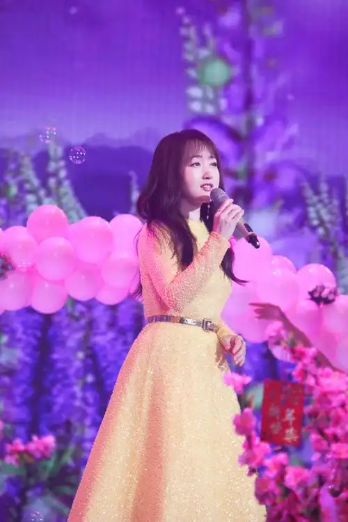 七台晚会轮番登场 杨钰莹开启春节霸屏模式_春晚