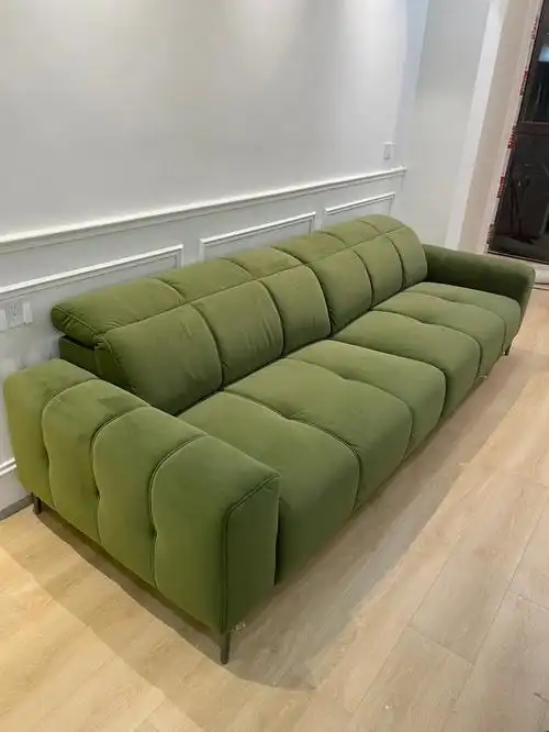 浅赏一下灯光下的抹茶绿小方块沙发