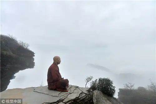 2018年5月3日,贵州铜仁,一来自辽宁的僧人在梵净山打坐.