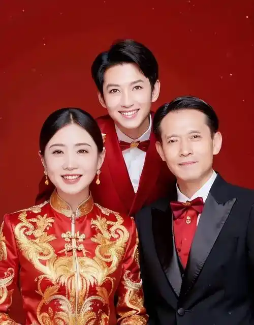 科技给父母做婚纱照,系出道23年首次晒出爸爸妈妈_全家福_老人_李思思