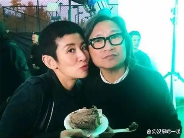 吴君如香港街头赚足眼球!手拎30万高奢包,一头金发女人味十足