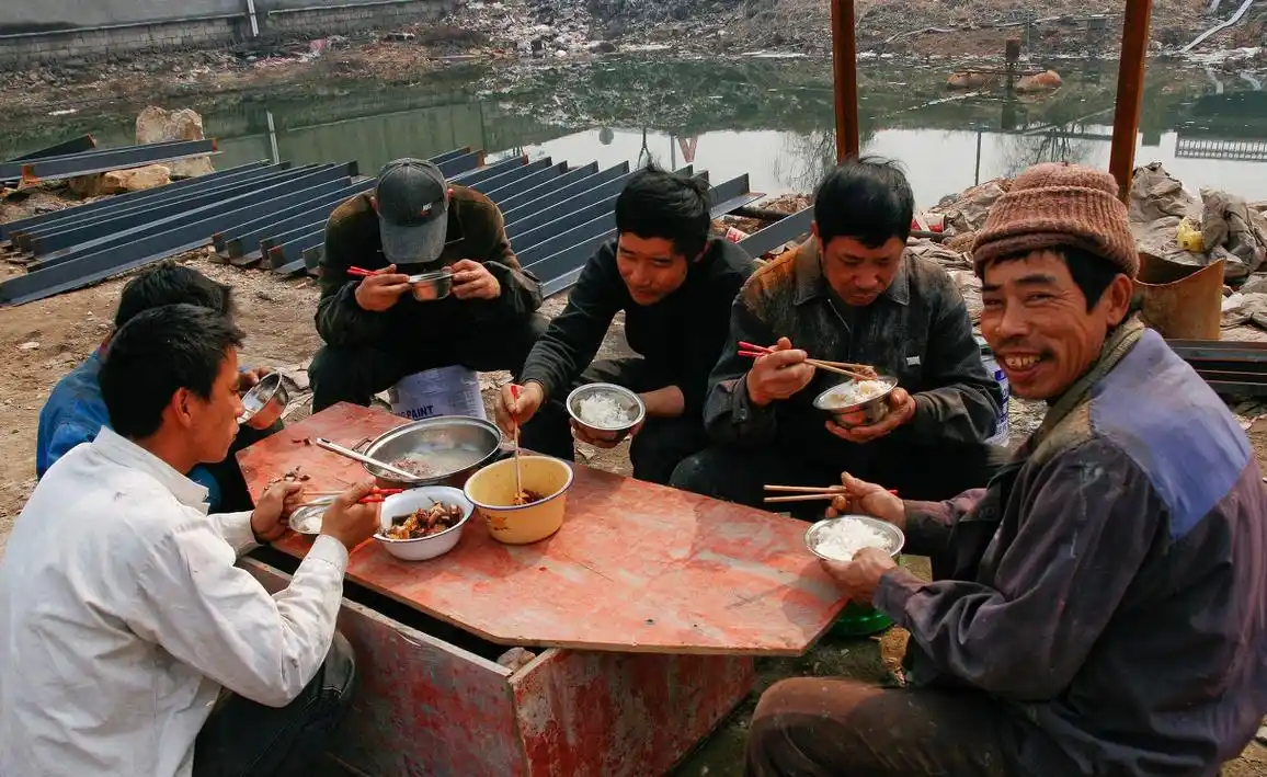 临近春节,没有回家的农民工,顶着寒风街头吃饭,哪个场景让您感动?