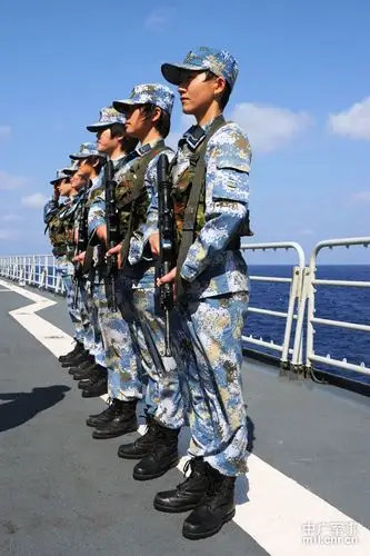 中国两栖女兵队搭乘两栖巨舰 进入南沙海域训练