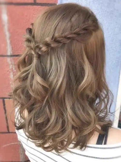 半披发半扎发的发型,绝对让你打造出最美的背影哦,头发披散下来瞬间美