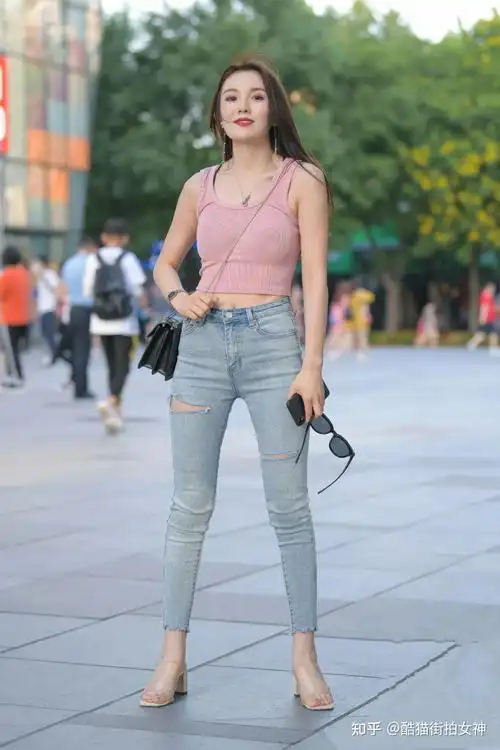 街拍女神破洞牛仔裤的时尚女生