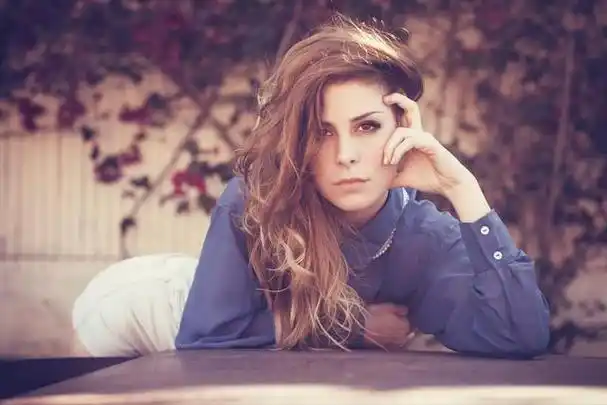 雷娜·梅尔(lena meyer)是一位德国流行女歌手和词曲创作人.