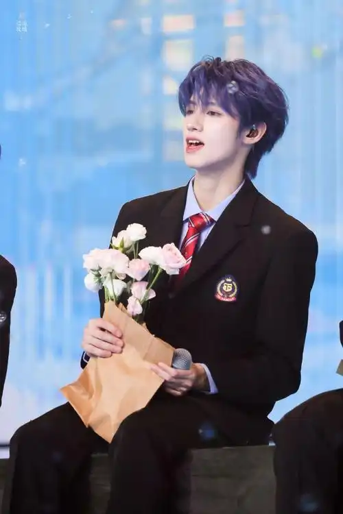 朱志鑫戴唇环##朱志鑫蓝发##朱志鑫[超话]