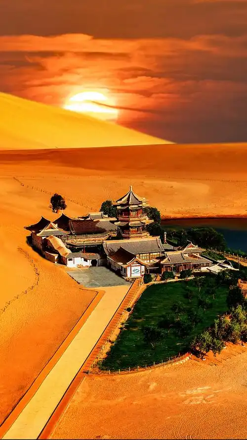 #月牙泉#鸣沙山巅观日落,月牙泉畔心萧瑟,忆古思今皆蹉跎,浊酒一壶才