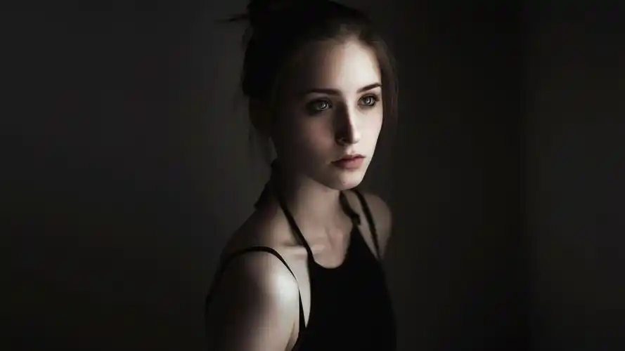 黑裙子女孩在房间里 壁纸