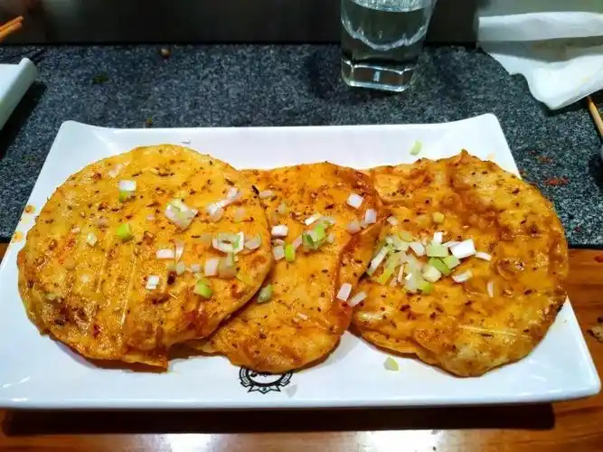 肇东烤饼,又叫"肇东小饼","火烧云饼",是黑龙江省绥化市肇东地区的