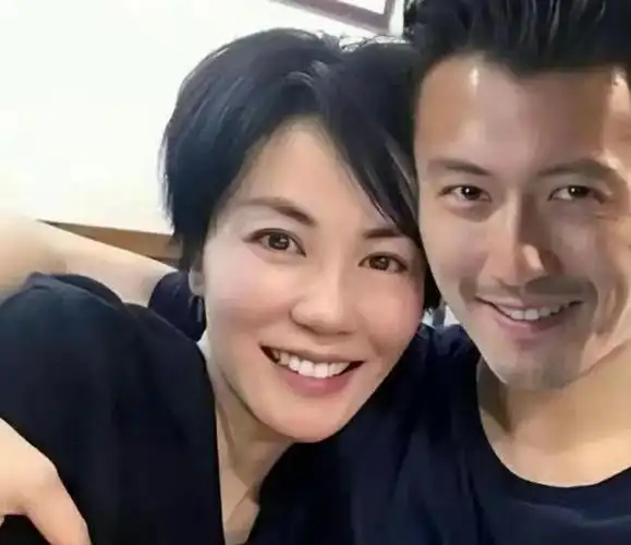 王菲现身机场小腹隆起疑似怀孕她和谢霆锋终于盼来了这一天